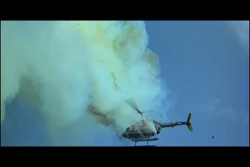 ...ehe dieser sie und den Hubschrauber mit einer Rakete in Stücke sprengt.