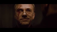 Blofeld hat von seiner Auseinandersetzung mit Bond schwere Verletzungen davongetragen.