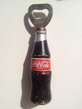 Trink Coca Cola koffeinhaltig contour bottle shaped painted wooden