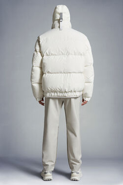 Flower❁¨̮様【希少】モンクレール×Sacai MASAE GILET Moncler: The Moncler X Sacai Collection - Luxferity