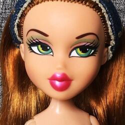 Is the one on the right sun kissed summer Cloe and one on left Strut it Cloe??  Or are they both strut it Cloe?? : r/Bratz