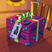 Rico present.jpg (161 КБ) Арт который напоминает игрокам, чтобы они забрали завтрашний подарок. На подарке написано Рико, а это отсылает нас к тому, что подарок - это Рикошет Рико (23/12/19)