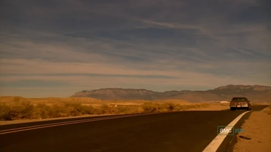 El coche por la carretera acercándose al desierto.