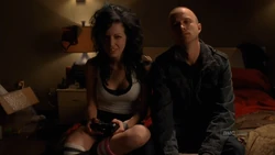  jugando al videojuego con la chica.