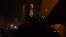 Mike patea a Walter.