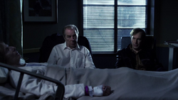 BCS 2x10 - Chuck y Jimmy con su madre en hospital