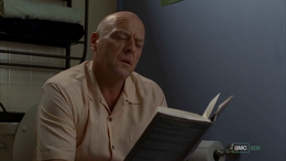 Hank con el libro de Walt Whitman.