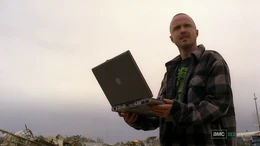 Jesse sujetando el portátil.