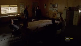 Jesse en la granja industrial. (Half Measures)