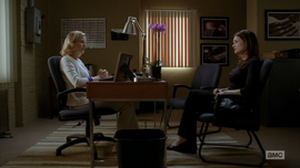 Skyler y Marie en el despacho.