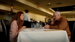 Gretchen y Walt en el restaurante. (Peekaboo)