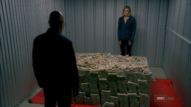 Walter y Skyler ante el dinero. {{crossref|5x08}}