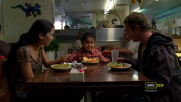 Andrea, Brock y Jesse en el Taco Sal.