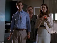 Walter bedroht sie, damit sie Walter Jr. das Geld zukommen lassen