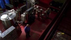 Walt con Jesse en el laboratorio. {{crossref|3x08}}