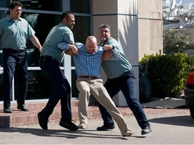 Зелёный свет (104 КБ) Эпизод 4: Зелёный свет Режиссёр: Скотт Уинант Сценарий: Сэм Кэтлин 11 апреля 2010 года / 1,46 млн в США