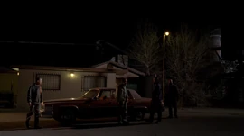 5x16 - Felina 10.png (789 kB) Walt fuera de la casa.