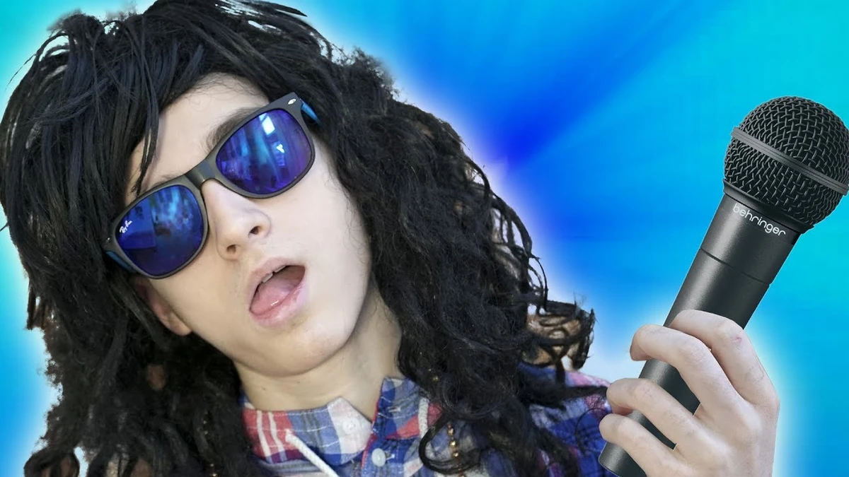 Британские рэперы. Как стать крутым книга. Галат рэпер фото. Репер кси кси. Крутой брендинг.