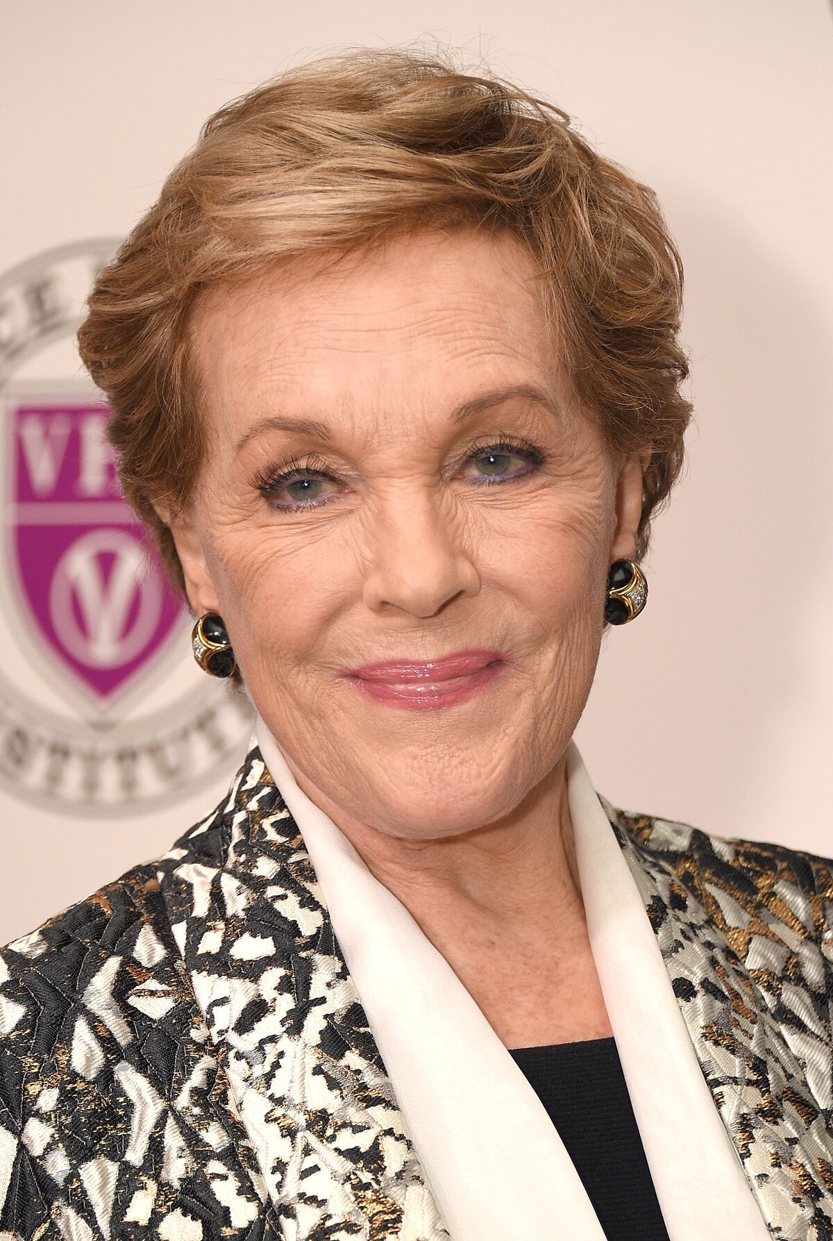 Julie Andrews Bridgerton Wiki Fandom