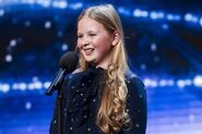 Beau Dermott (Amanda Holden)