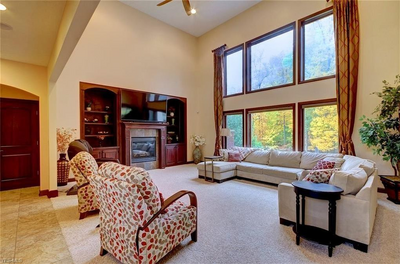 Mane 10 House Inside