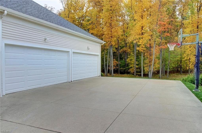 Mane 10 House Driveway