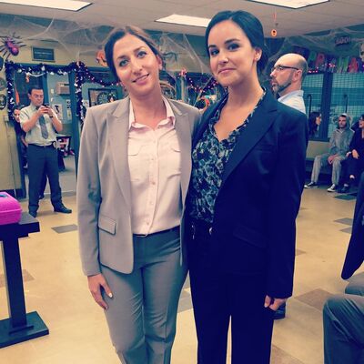 Behind the scenes Chelsea Peretti, Melissa Fumero