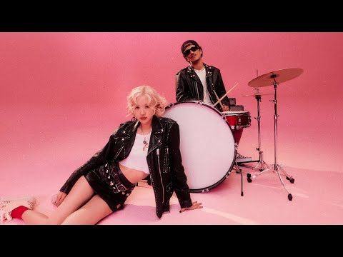 ROSÉ_&_Bruno_Mars_-_APT._(Official_Music_Video)