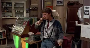 Marty recibe una llamada telefónica en el garaje del Doc.