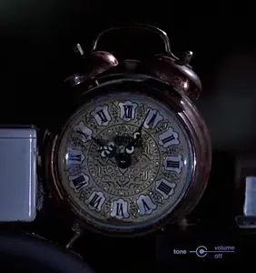Un despertador de latón colocado en el tablero del DeLorean por Doc.