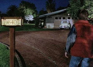 Marty llega a la mansión del Doctor en 1955 y ve el garaje. El Packard de Doc está al frente.