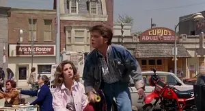 Marty y Jennifer en la plaza de la Corte en 1985. La agencia de viajes puede ser vista en el fondo.