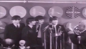 Doc le toma una fotografía a los Beatles en 1964.