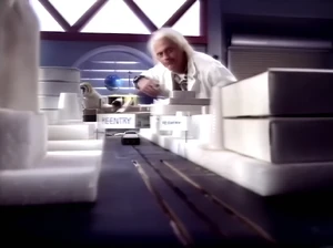 Doc le muestra a la audiencia un nuevo modelo.