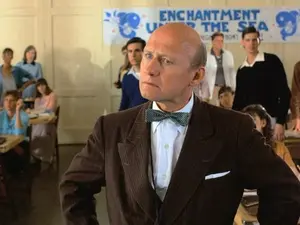 El Sr. Strickland usando un corbatín en Hill Valley High School en 1955.