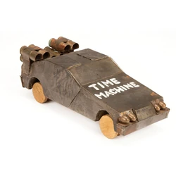 El modelo del DeLorean en miniatura, etiquetado TIME MACHINE ("MÁQUINA DEL TIEMPO"), usado en el modelo de 1885.