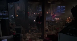 Marty, Doc y el DeLorean Máquina del Tiempo dentro del garaje destrozado y abandonado en 1985A.