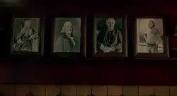 El retrato de Benjamin Franklin es el segundo desde la izquierda.