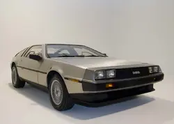 Un DeLorean DMC-12 con las puertas de ala de gaviota cerradas.