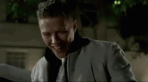 George noquea a Biff en el estacionamiento de la escuela durante el baile