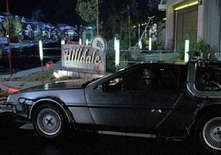 Biff roba el DeLorean.