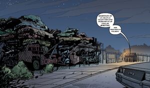 Una valla de tela metálica rematada con alambre de púas rodea el patio de Lee Bros. Towing & Repair en 1986.