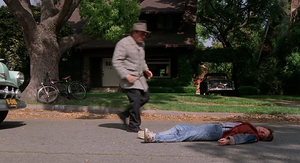 La bicicleta de George se apoya contra un árbol mientras , después de haber atropellado a Marty, se apresura a ver cómo está.