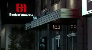El reloj de Bank of America marcando las 1:23 AM.