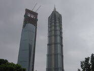 Podczas budowy, po prawej Jin Mao Tower
