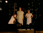 Xander, Willow y Buffy actuando en la función