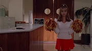 Aspirant à une vie normale, Buffy tente sa chance en intégrant l'équipe de pom-pom girls de son nouveau lycée