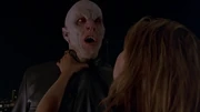Après avoir été réanimée par Alex, Buffy trouve la force de vaincre le Maître