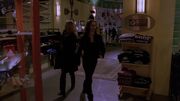 Buffy et Faith volent des armes (3x14)