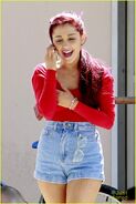 Ariana-grande-liz-gillies-dmv-02